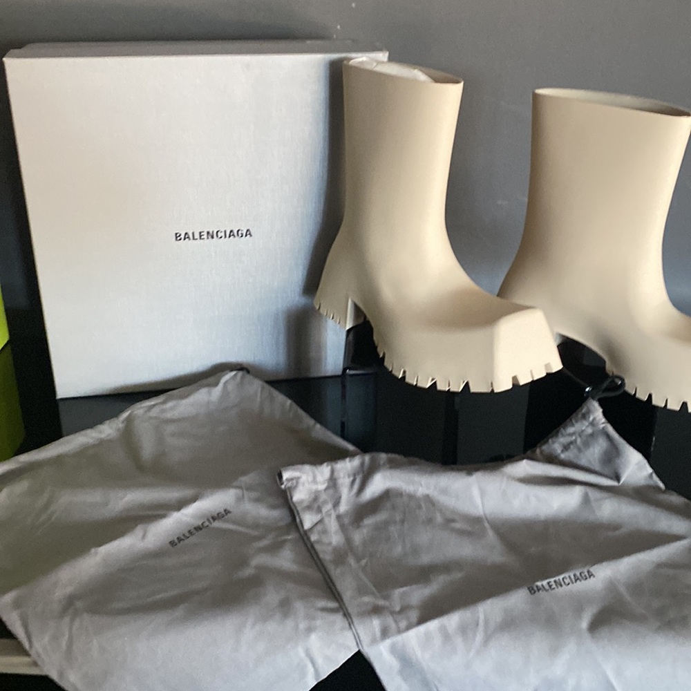 NWT BALENCIAGA BEIGE TROOPER RUBBER BOOTS- SUPER STYLISH 🔥